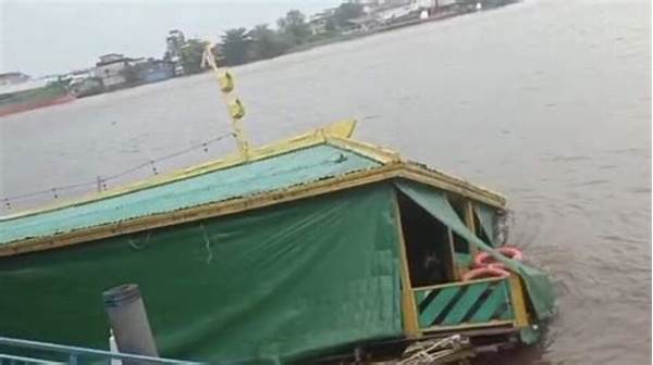 Kapal Tenggelam Di Sungai Kapuas, Puluhan Selamat